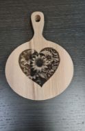 Tagliere con un cuore fioristico